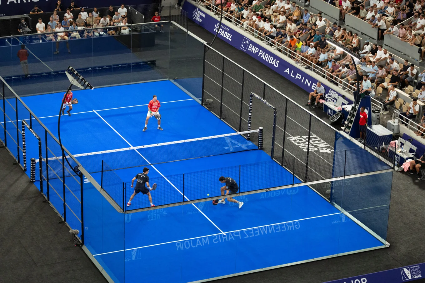 Padeldichtbij project preview showing a professional padel match on a blue court